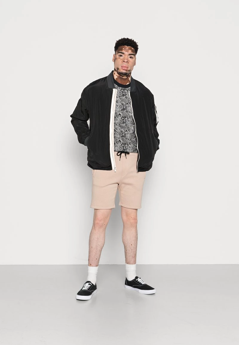 Pier One 2 PACK - Shorts - Tan/black, Hombre