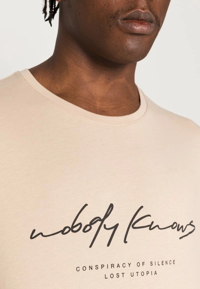 Pier One Camiseta Estampada - Tan, Hombre - Imagen 5