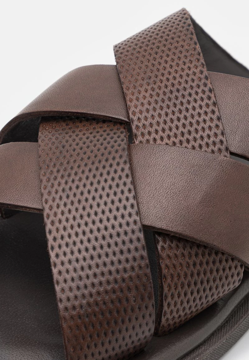 Pier One Hombre LEATHER - Sandalias Planas - Brown - Imagen 6