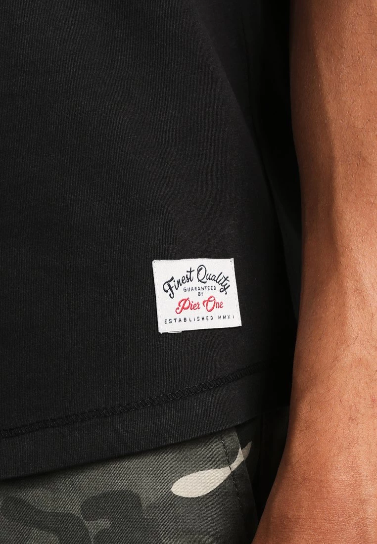 Pier One Hombre Camiseta Básica - Black - Imagen 4