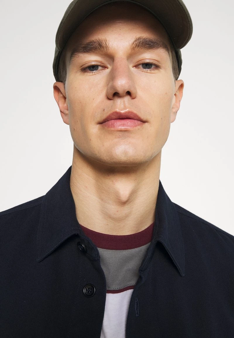 Pier One Hombre Camiseta Estampada - Grey/white/bordeaux - Imagen 4