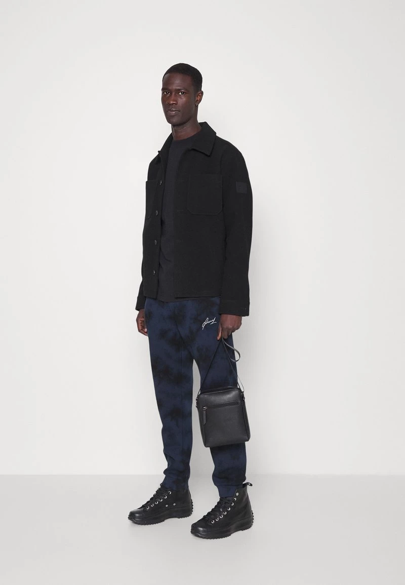 Pier One Hombre TIE DYE JOGGER - Pantalones Deportivos - Dark Blue- Black - Imagen 2